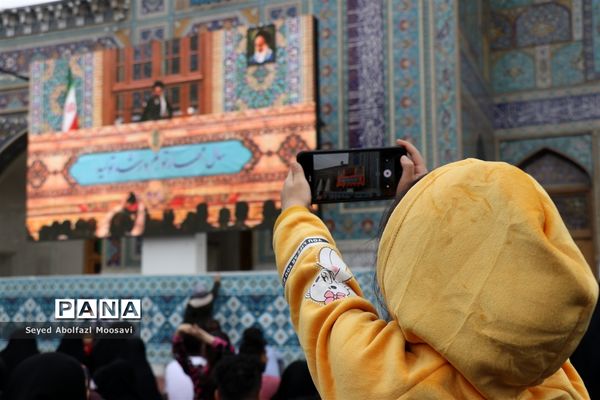 دیدار مقام معظم رهبری با مردم در بارگاه منور رضوی