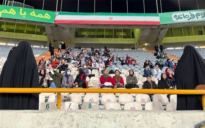 حضور تماشاگران زن ایرانی و روسی در ورزشگاه آزادی