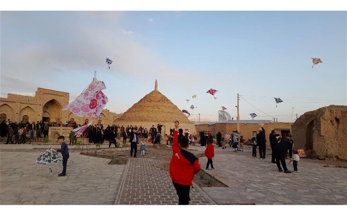 جشن پرواز بادبادک‌ها بر فراز آب‌انبارهای شهر سرایان برگزار شد