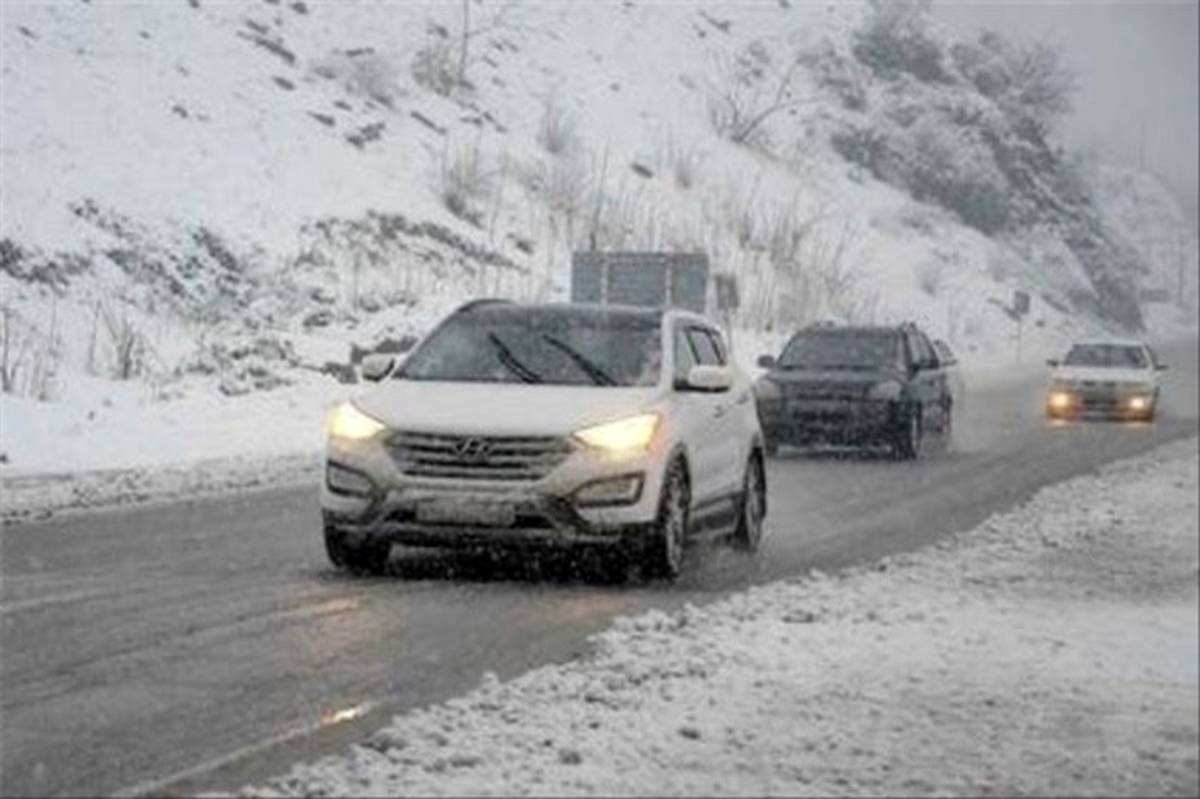 هراز برفی شد؛ رانندگان از یخ‌شکن استفاده کنند