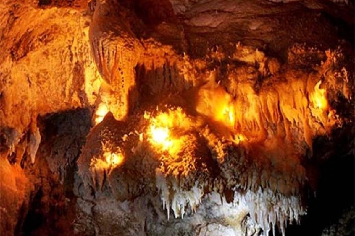 غار کهک، جاذبه گردشگری با قندیل‌های رنگارنگ