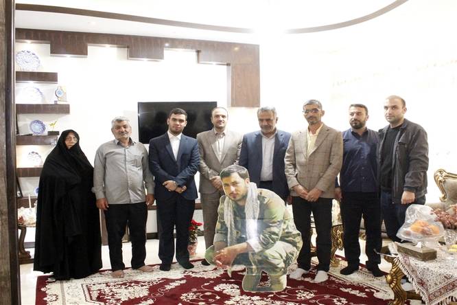 دیدار معاون پرورشی و فرهنگی ادارهکل آموزش و پرورش و مدیر سازمان دانشآموزی استان اصفهان با با خانواده شهید مدافع حرم