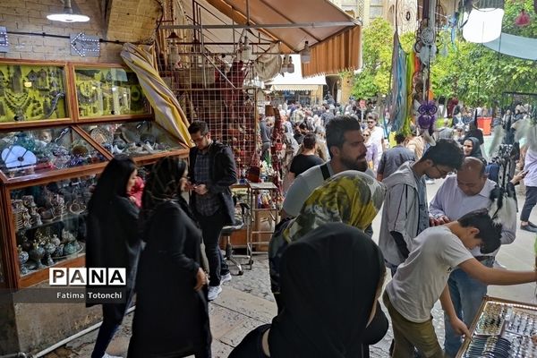 حال و هوای بهاری در بازار وکیل شیراز