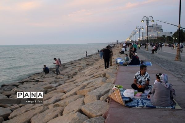 گردشگران نوروزی در ساحل بندر بوشهر