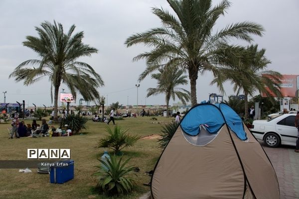 گردشگران نوروزی در ساحل بندر بوشهر