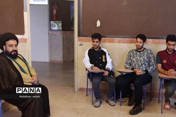 دیدار صمیمی و بصیرتی امام‌جمعه با دانش‌آموزان اردوی مطالعاتی نوروز در دبیرستان شهید بهشتی رودهن
