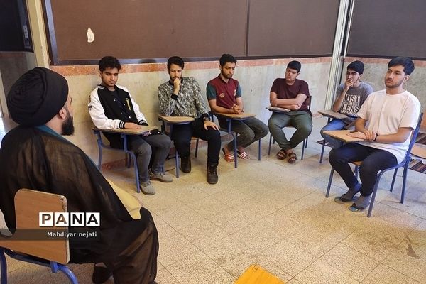 دیدار صمیمی و بصیرتی امام‌جمعه با دانش‌آموزان اردوی مطالعاتی نوروز در دبیرستان شهید بهشتی رودهن