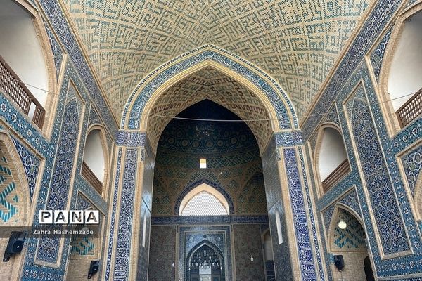 باغ دولت‌آباد، میدان امیر چخماق و هنرهای دستی شهر زیبای ایران