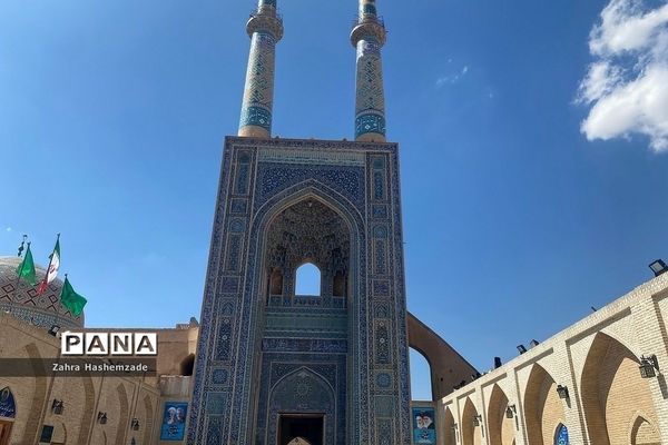 باغ دولت‌آباد، میدان امیر چخماق و هنرهای دستی شهر زیبای ایران