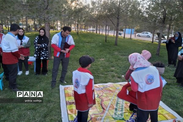 همکاری دانش‌آموزان با ستاد هلال احمر در تکریم از مهمانان نوروزی شهرستان خاتم