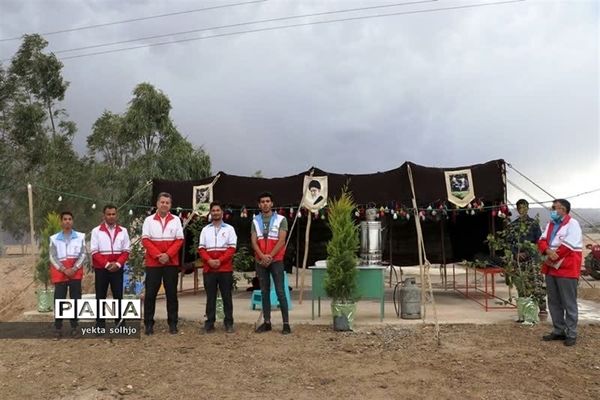 همکاری دانش‌آموزان با ستاد هلال احمر در تکریم از مهمانان نوروزی شهرستان خاتم