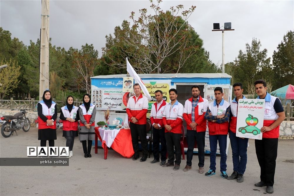 همکاری دانش‌آموزان با ستاد هلال احمر در تکریم از مهمانان نوروزی شهرستان خاتم