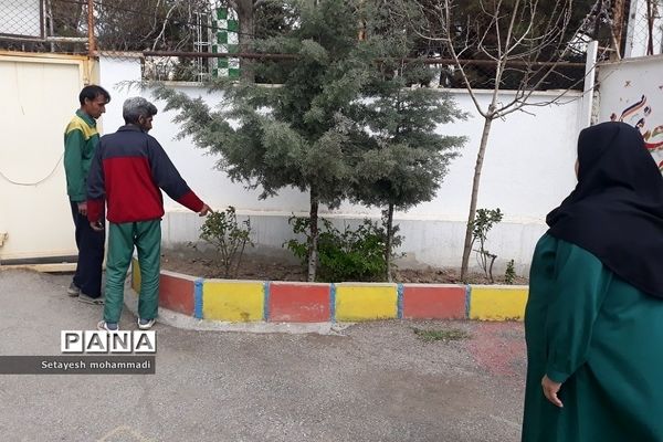 گلکاری حیاط مدرسه حضرت زهرا(س)۲ رودهن توسط دانش‌آموزان