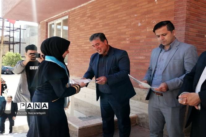 تجلیل از دانشآموزان برگزیده مسابقات قرآنی و فرهنگی هنری دبیرستان نبوت صفادشت
