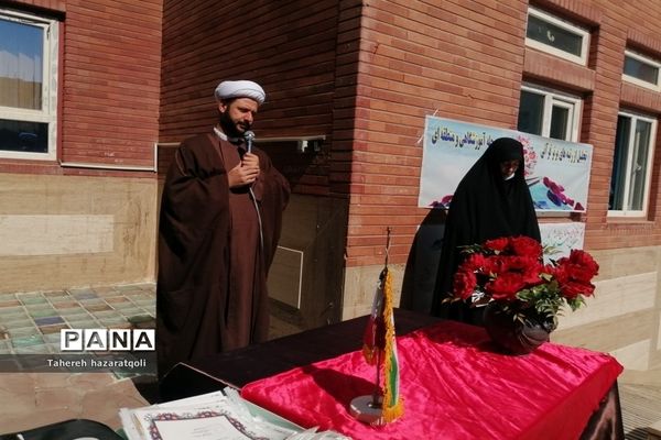 تجلیل از دانش‌آموزان برگزیده مسابقات قرآنی و فرهنگی هنری دبیرستان نبوت صفادشت