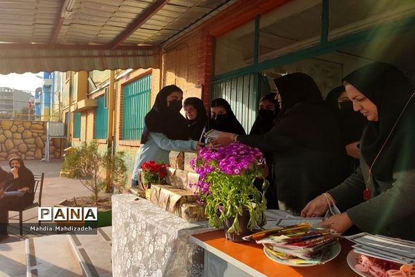 تقدیر و قدردانی از دانش‌آموزان برتر و مقام‌آور دبیرستان شهید قویدل ناحیه 6 مشهد