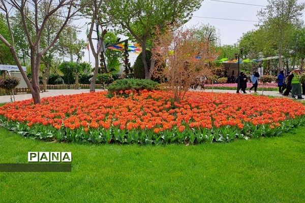 بازدید دانش‌آموزان دبیرستان سیزده آبان ناحیه یک کرج از جشنواره لاله ها