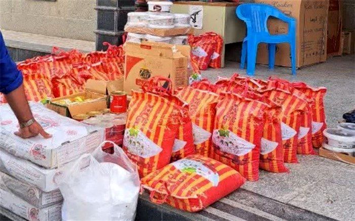 توزیع ۳۰۰ بسته معیشتی کمک‌های مومنانه در رودهن بین نیازمندان