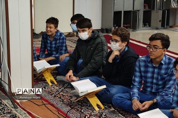 برگزاری محفل انس با قرِآن در دبیرستان شهید بهشتی رودهن