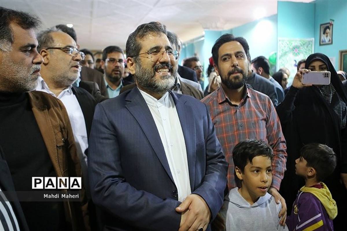 قدردانی وزیر فرهنگ از اجرای برنامه‌های دینی در غرفه مدرسه ایران در نمایشگاه قرآن