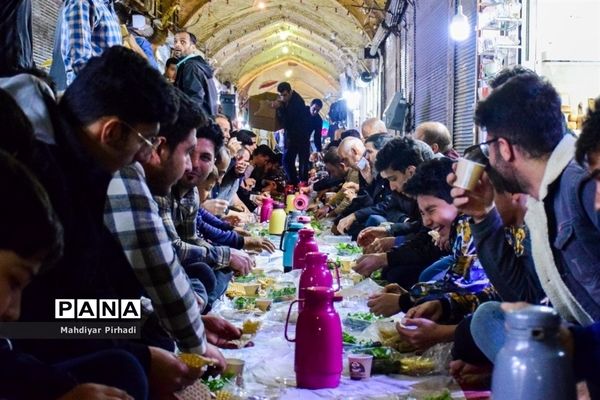 برپایی سفره افطاری ساده در بازار اراک