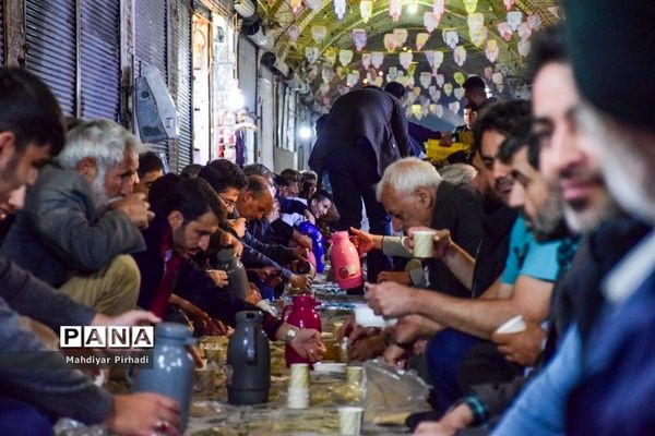 برپایی سفره افطاری ساده در بازار اراک