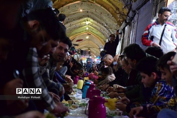 برپایی سفره افطاری ساده در بازار اراک