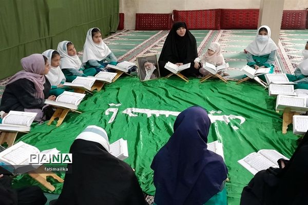 برگزاری محفل انس با قرآن ویژه‌ دانش‌‌آموزان در مسجد جامع شهرستان فیروزکوه