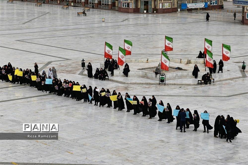 زنجیره انسانی بانوان طلبه و دانشجو در حمایت از عفاف و حجاب