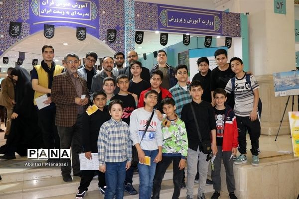 بازدید سرپرست وزارت آموزش و پرورش از غرفه مدرسه‌ای به وسعت ایران