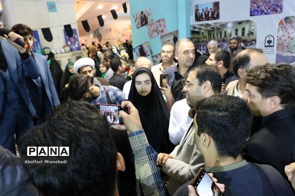 بازدید سرپرست وزارت آموزش و پرورش از غرفه مدرسه‌ای به وسعت ایران