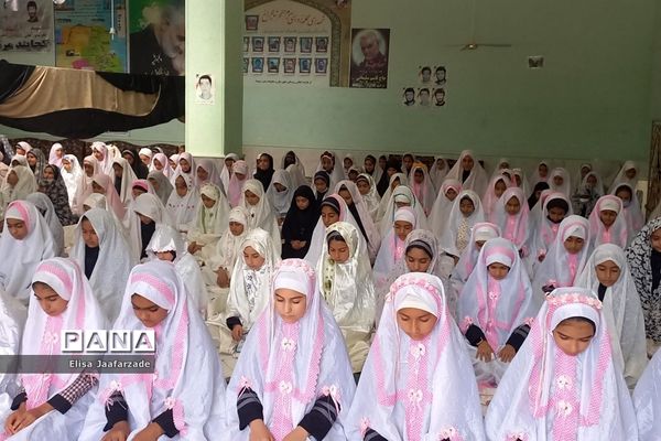 اقامه نماز جماعت دانش‌آموزان دختر دبستانی در مدارس ناحیه 3 شیراز