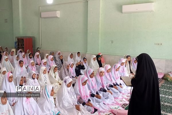 اقامه نماز جماعت دانش‌آموزان دختر دبستانی در مدارس ناحیه 3 شیراز