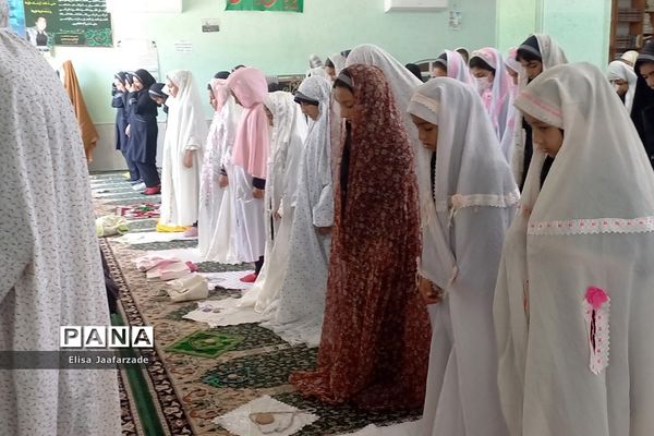 اقامه نماز جماعت دانش‌آموزان دختر دبستانی در مدارس ناحیه 3 شیراز