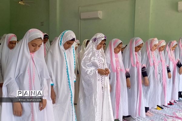 اقامه نماز جماعت دانش‌آموزان دختر دبستانی در مدارس ناحیه 3 شیراز