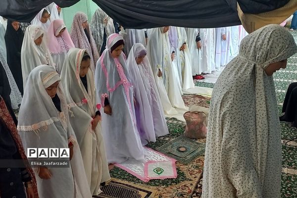 اقامه نماز جماعت دانش‌آموزان دختر دبستانی در مدارس ناحیه 3 شیراز