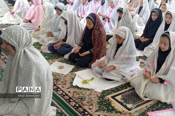 اقامه نماز جماعت دانش‌آموزان دختر دبستانی در مدارس ناحیه 3 شیراز