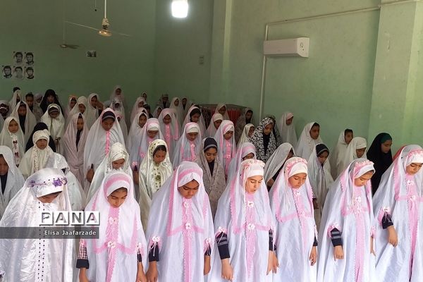 اقامه نماز جماعت دانش‌آموزان دختر دبستانی در مدارس ناحیه 3 شیراز