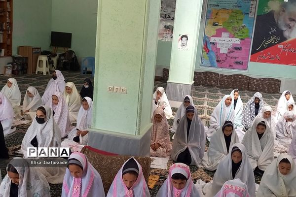 اقامه نماز جماعت دانش‌آموزان دختر دبستانی در مدارس ناحیه 3 شیراز