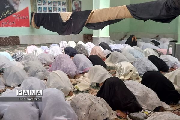 اقامه نماز جماعت دانش‌آموزان دختر دبستانی در مدارس ناحیه 3 شیراز