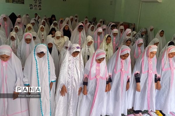 اقامه نماز جماعت دانش‌آموزان دختر دبستانی در مدارس ناحیه 3 شیراز