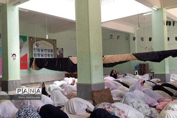 اقامه نماز جماعت دانش‌آموزان دختر دبستانی در مدارس ناحیه 3 شیراز