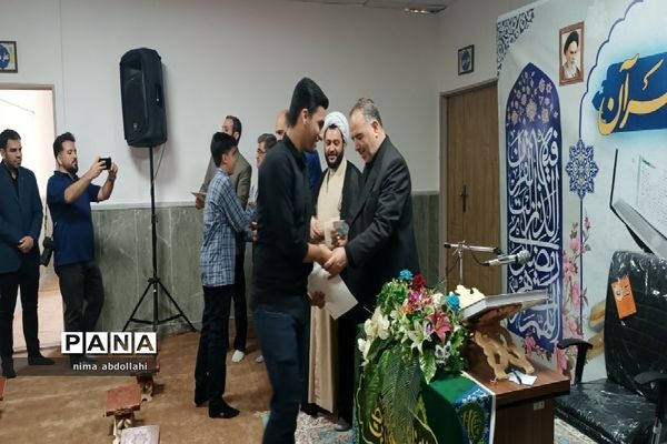 محفل انس با قرآن در مجموعه فرهنگی عطر فاطمی منطقه کهریزک