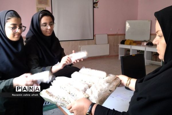 پخش غذای نذری در ماه مبارک رمضان در مدارس رودهن