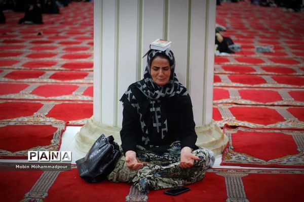احیای شب بیست و یکم ماه رمضان در مصلی تبریز