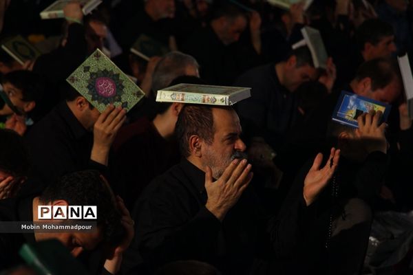 احیای شب بیست و یکم ماه رمضان در مصلی تبریز