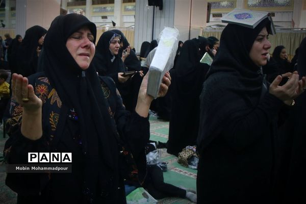 احیای شب بیست و یکم ماه رمضان در مصلی تبریز