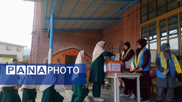 جشن عاطفه‌ها در دبیرستان دوره اول شاهد دخترانه شهرستان کردکوی