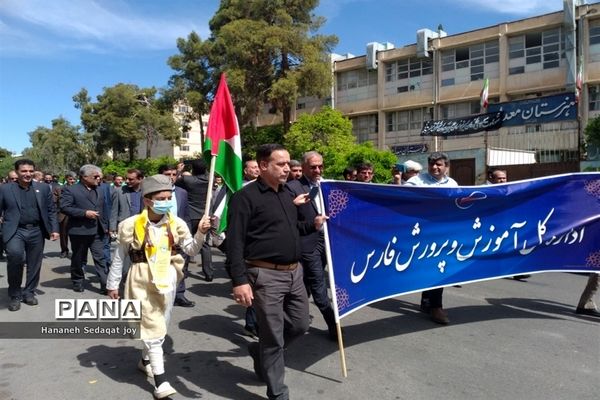 حضور پررنگ دانش‌آموزان و فرهنگیان شیراز در راهپیمایی روز قدس