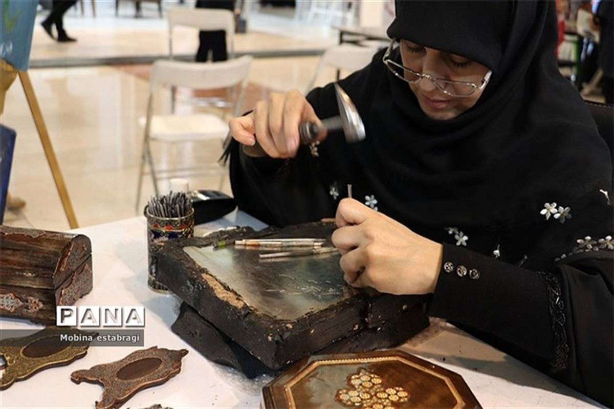 ارائه صنایع دستی قرآنی و مذهبی توسط هنرمندان در نمایشگاه قرآن کریم